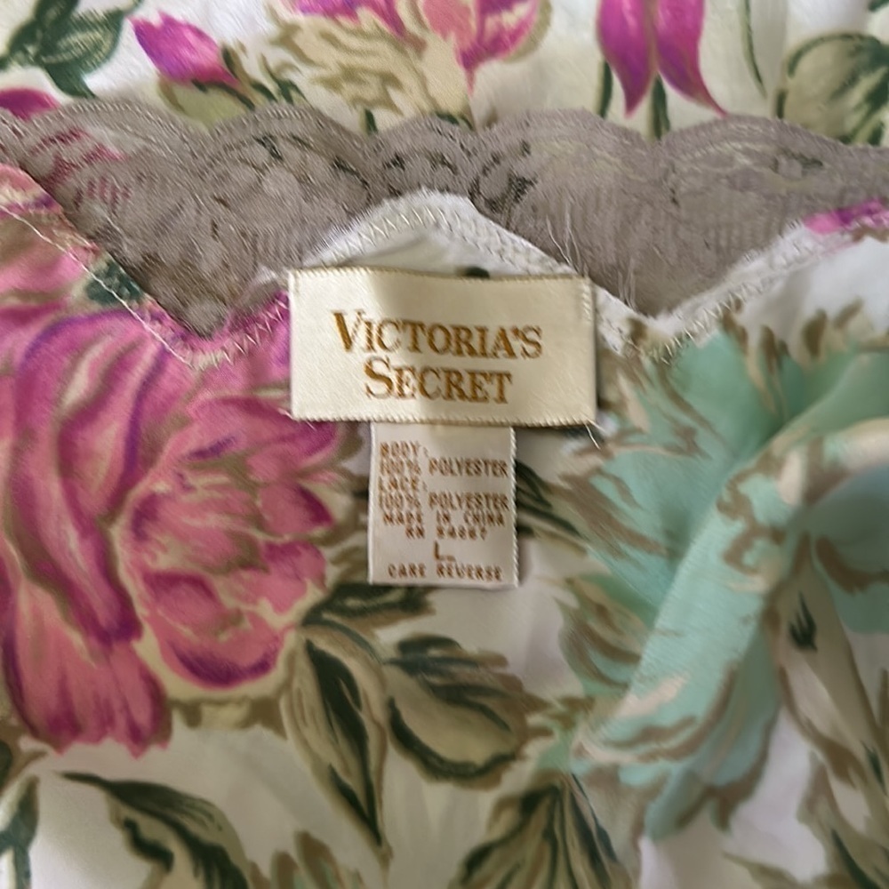 Victoria Secret - Picture 4 of 4